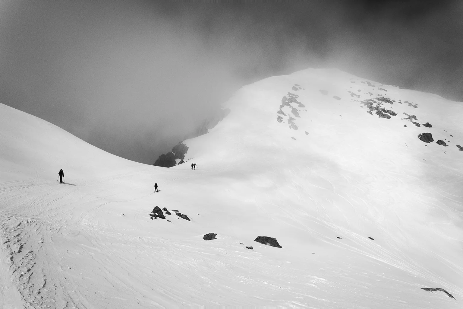 Cordée en haute montagne dans la brume